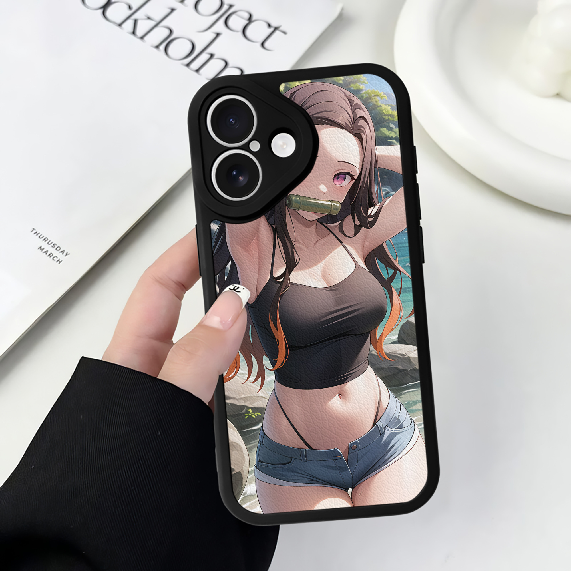 （画像用） 鬼滅の刃（きめつのやいば）竈門 禰󠄀豆子／かまど ねずこ Kamado Nezuko 【iPhone 16シリーズ対応】シリコンスマホケース（レザー調） 材質：シリコン